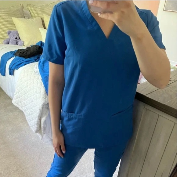 FIGS Casma Three-Pocket Scrub Top in Royal Blue - Picture 3 of 3